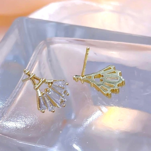 “Eiffel Tower” Paris France Parisian Gold Clear Crystal Travel Memento Earrings - Picture 5 of 5